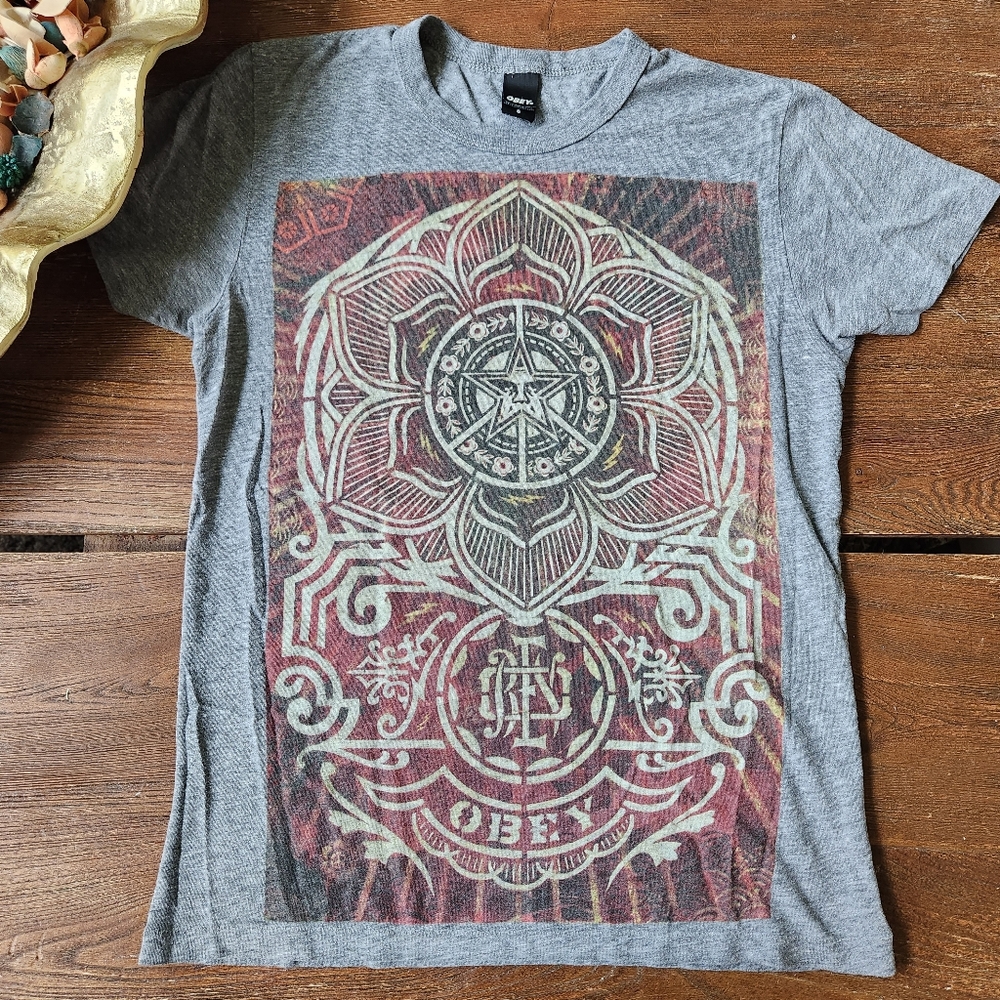 💛 Obey tshirt